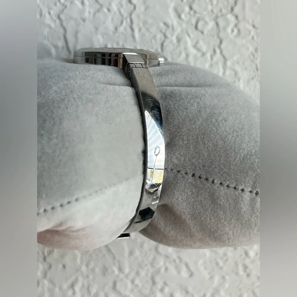 Gucci bangle 105 ladies Watch model YA105518 sherry line. - Picture 8 of 15